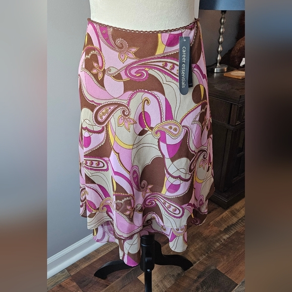 Dresses & Skirts - Pink Paisley Layered Casual Skirt with elastic waist and a cute flowing hem.